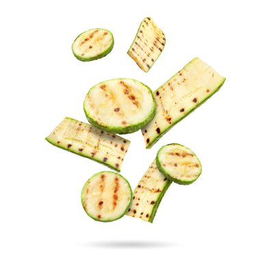 Izgara kabak parçaları beyaz arka plana düşüyor.