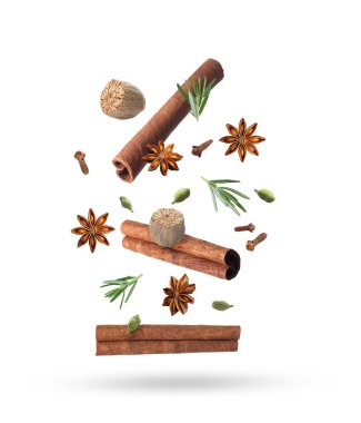 Beyaz arka plana dökülen sıcak şarap baharatları.