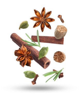 Beyaz arka plana dökülen sıcak şarap baharatları.