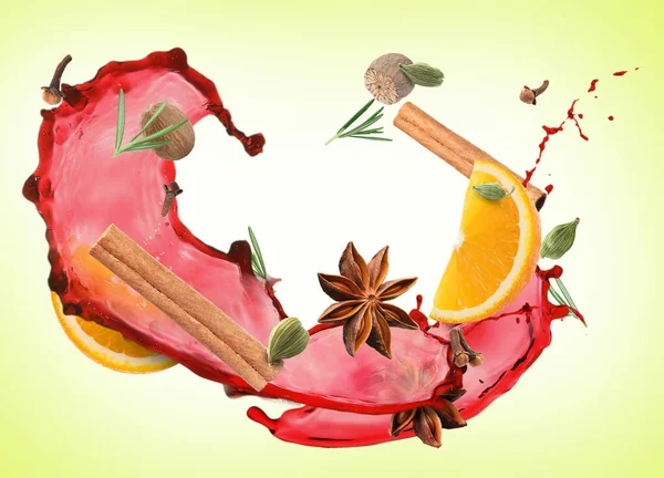 Açık yeşil arka planda şarap, baharat ve portakal dilimleri.