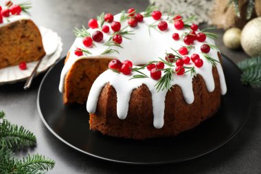 Yaban mersinli kek ve gri masada Noel süsü, yakın plan.