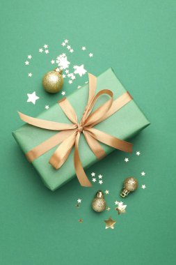 Yeşil arka planda hediye ve dekorla güzel bir Noel kompozisyonu.