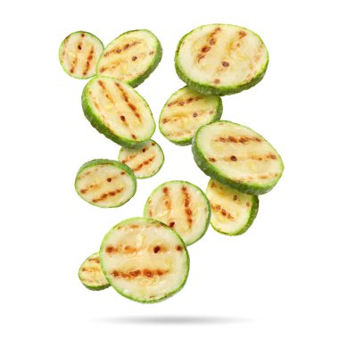 Izgara kabak parçaları beyaz arka plana düşüyor.