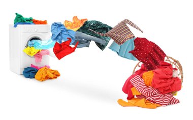 Çamaşır makinesi ve beyaz arka planda uçan çamaşırlar.