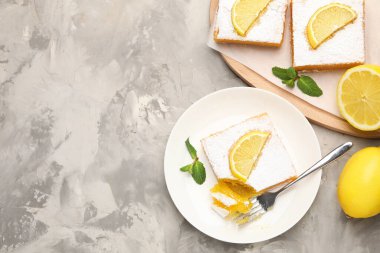 Nane ve taze meyveli lezzetli limonlu kekler gri mermer masa, düz yatak. Metin için boşluk