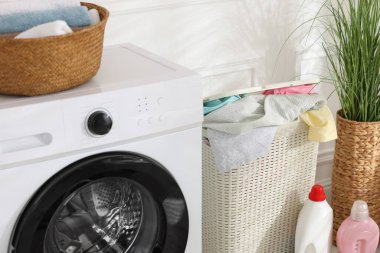 Çamaşır sepetleri, çamaşır makineleri ve deterjanlar kapalı.