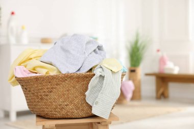 İçerideki ahşap masada giysileri olan çamaşır sepeti, yakın çekim. Metin için boşluk