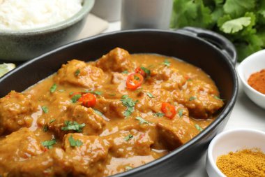 Tavuk tikka masala, pirinç ve baharatlar beyaz masada, yakın plan.