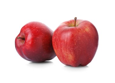 Beyaz üzerine izole edilmiş iki taze kırmızı elma