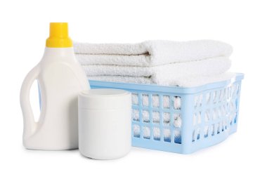 Temiz havlular ve beyaza izole edilmiş deterjan dolu çamaşır sepeti.