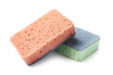 İki temiz mutfak süngeri beyaza izole edilmiş.