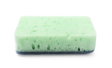 Temiz bir mutfak süngeri beyazda izole edilmiş.