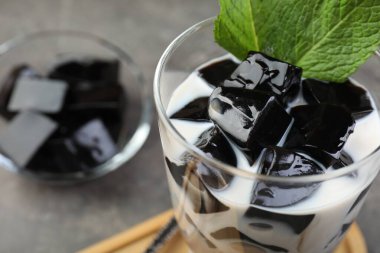 Gri masada servis edilen süt ve nane aromalı lezzetli bitkisel jöle.