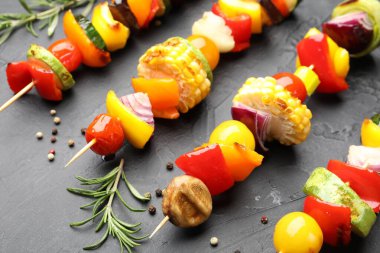 Siyah masada lezzetli ızgara sebzeli şişler, yakın plan.