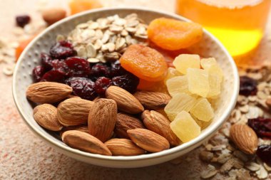 Tahıl yapıyorum. Yulaf gevreği, kurutulmuş meyve ve diğer malzemeler ışık masasında, yakın plan.