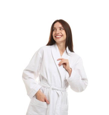 Beyaz arka planda bornoz giyen güzel bir kadın.