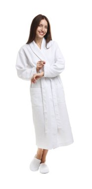 Beyaz arka planda bornoz giyen güzel bir kadın.