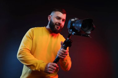 Koyu arkaplan üzerinde titreşim dengeleyici kullanarak kamerayı çeken görüntü yönetmeni, düşük açı görünümü