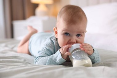 Evde şişeyle beslenen tatlı bir bebek.