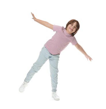 Beyaz arka planda yakışıklı bir çocuğun tam boy portresi.