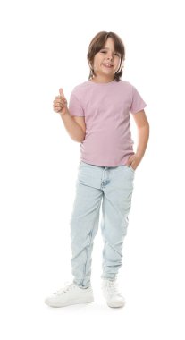 Beyaz arkaplanda başparmak gösteren çocuk