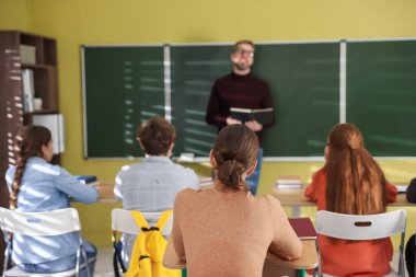 Sınıfta ders sırasında öğretmen ve öğrenciler, seçici odaklanma