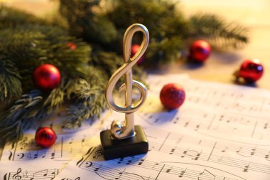 Altın tuş, müzik kağıtları ve Noel dekoru, masa, yakın plan.