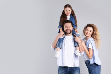 Gri arka planda mutlu aile kucaklaşması. Metin için boşluk