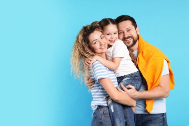 Mutlu aile kucaklaşması açık mavi arka planda. Metin için boşluk