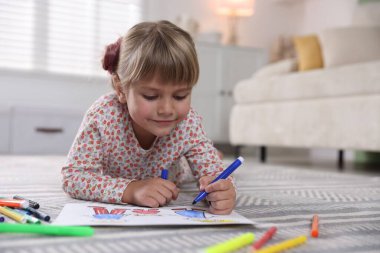 Evinde keçeli kalemle çizen sevimli küçük kız, mesaj için yer var.