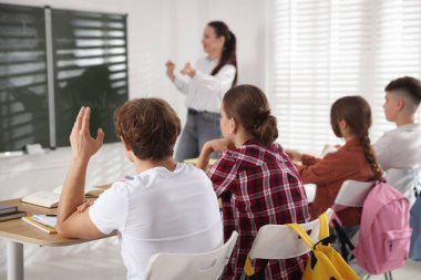 Sınıfta ders sırasında öğretmen ve öğrenciler, seçici odaklanma