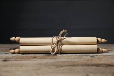 Tahta masadaki eski kağıt tomarı. Metin için boşluk