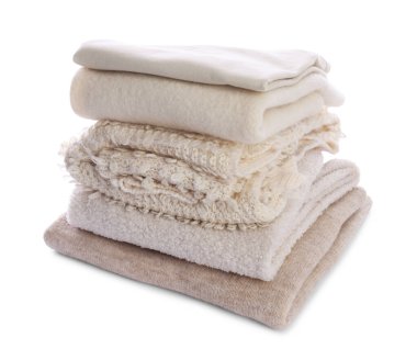 Beyaz üzerine izole edilmiş yumuşak katlanmış giysiler yığını