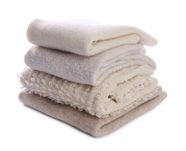 Beyaz üzerine izole edilmiş katlanmış giysi yığını