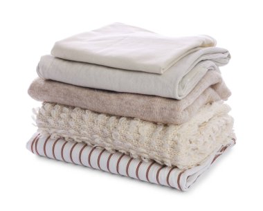 Beyaz üzerine izole edilmiş katlanmış giysi yığını