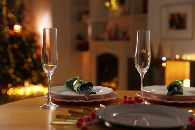 Noel sofrasında tabaklar ve bardaklar festival süslemeli odada, yakın plan.