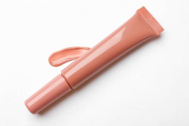 Beyaz arkaplanda güzel çıplak dudak parlatıcısı, üst görünüm