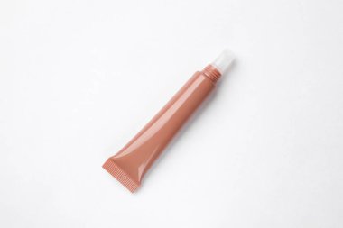 Beyaz arkaplanda güzel çıplak dudak parlatıcısı, üst görünüm