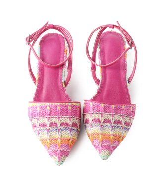 Bir çift güzel pembe ayakkabı. Beyaz, üst manzara.