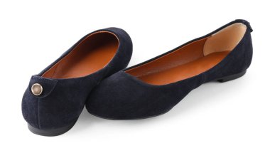 Bir çift şık siyah ayakkabı beyaza izole edilmiş.