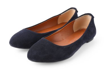 Bir çift şık siyah ayakkabı beyaza izole edilmiş.