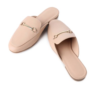 Beyaza izole edilmiş bir çift bej katır ayakkabısı.