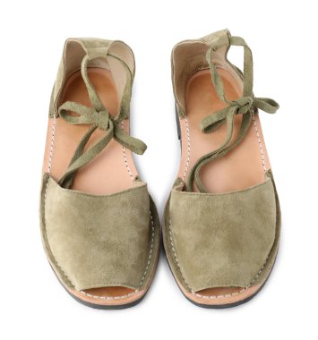 Bir çift şık haki rengi ayakkabı beyaz, üst görünümde izole.