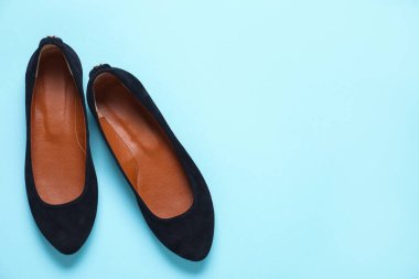 Açık mavi arka planda bir çift şık ayakkabı, üst manzara. Metin için boşluk