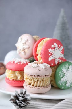 Beyaz masada lezzetli Noel kurabiyeleri, yakın plan.