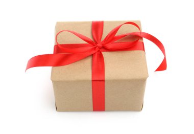 Beyaz kurdeleli bir hediye kutusu.