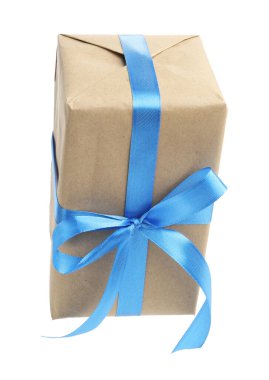 Beyaz arkaplana karşı havada güzel bir hediye kutusu