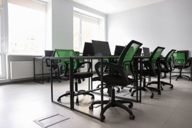 Okulda dizüstü bilgisayarlar olan bilgisayar bilimi sınıfı