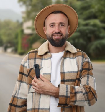 Dışarıdaki gizli kameralı gülümseyen adam.