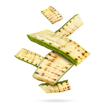 Izgara kabak parçaları beyaz arka plana düşüyor.